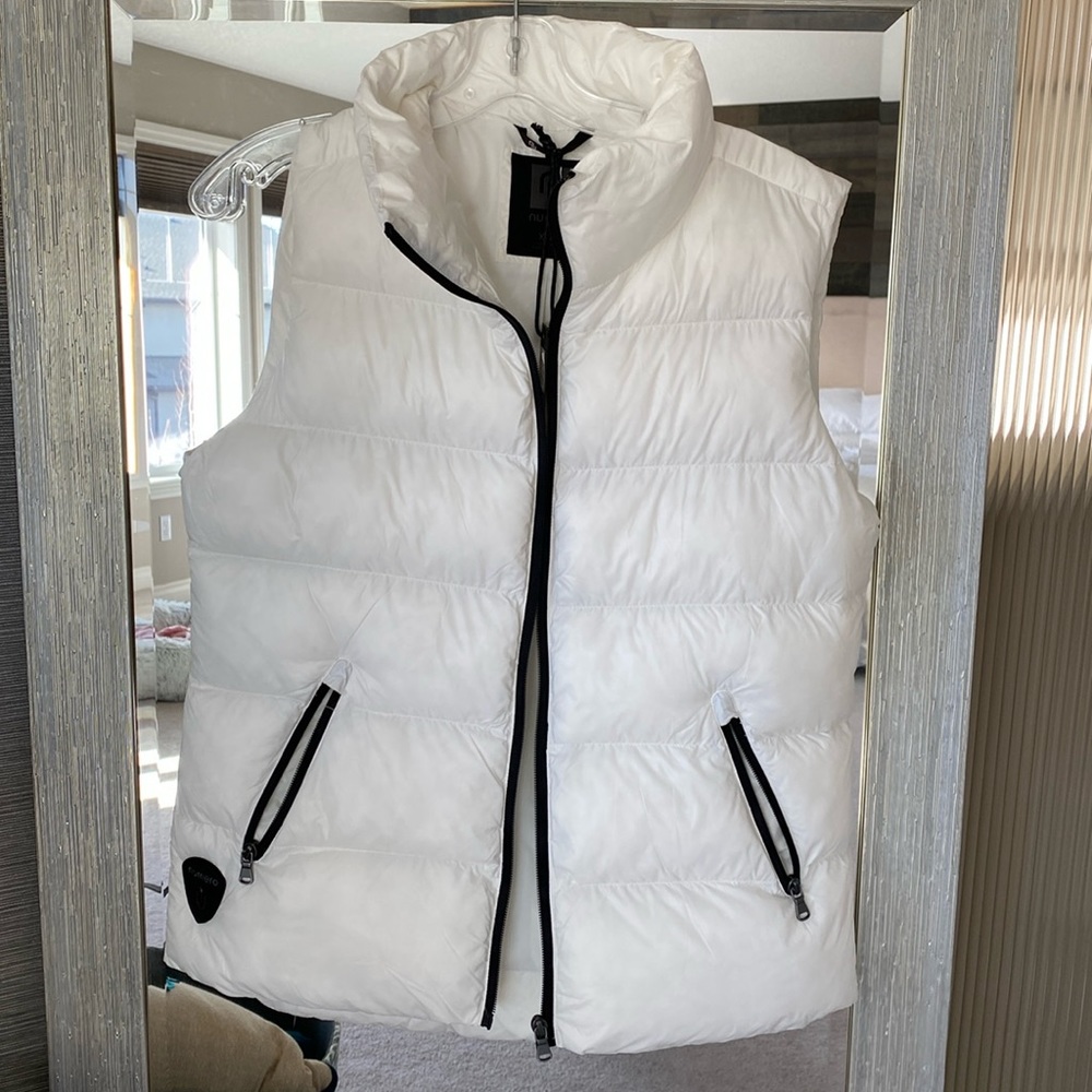 Numero white padded gilet. Size xs with side and inside pocket. An unused gift